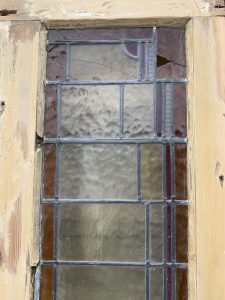 Oude ramen met bestaand glas voor de restauratie